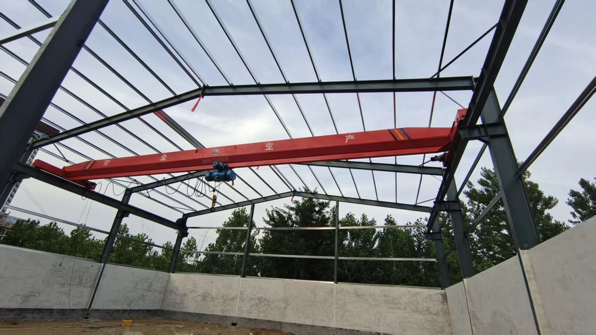 Chuangdong red overhead crane installed across a steel workshop structure